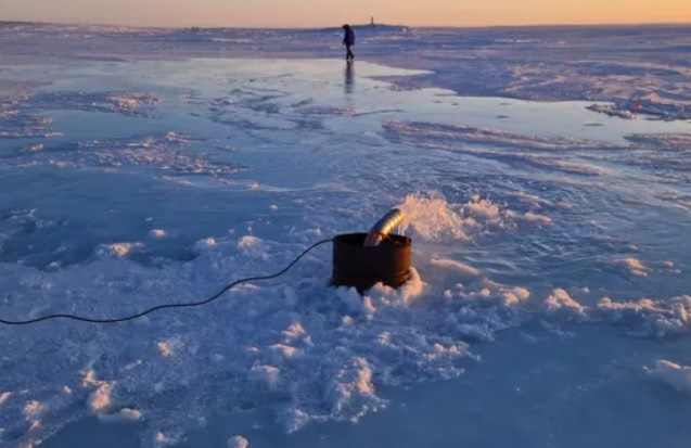  Máy bơm nước biển lên băng biển. 