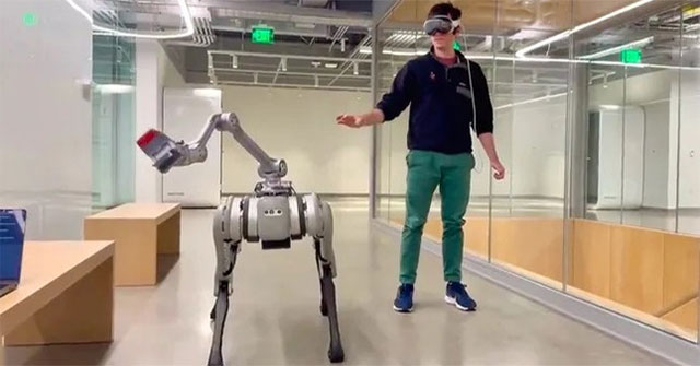Ứng dụng mới cho phép điều khiển robot bằng tai nghe?