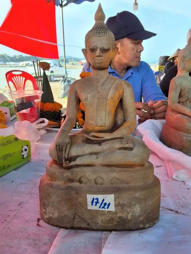 Khai quật ở Lào phát hiện nhiều tượng Phật bằng đồng