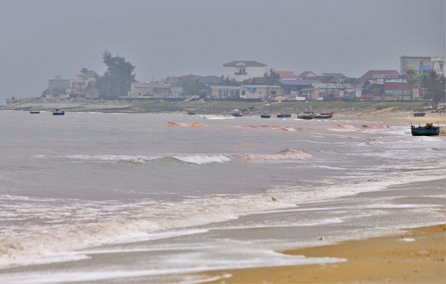 Nước biển ở huyện Cẩm Xuyên, Hà Tĩnh xuất hiện vệt đỏ lạ dài 3km