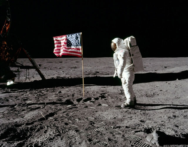 Phi hành gia NASA và lá cờ trên Mặt trăng.