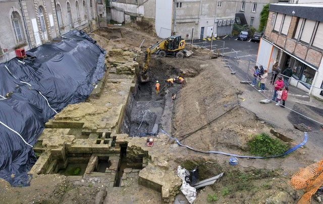 Cải tạo khách sạn, phát hiện lâu đài 600 tuổi bị chôn vùi dưới lòng đất ở Pháp