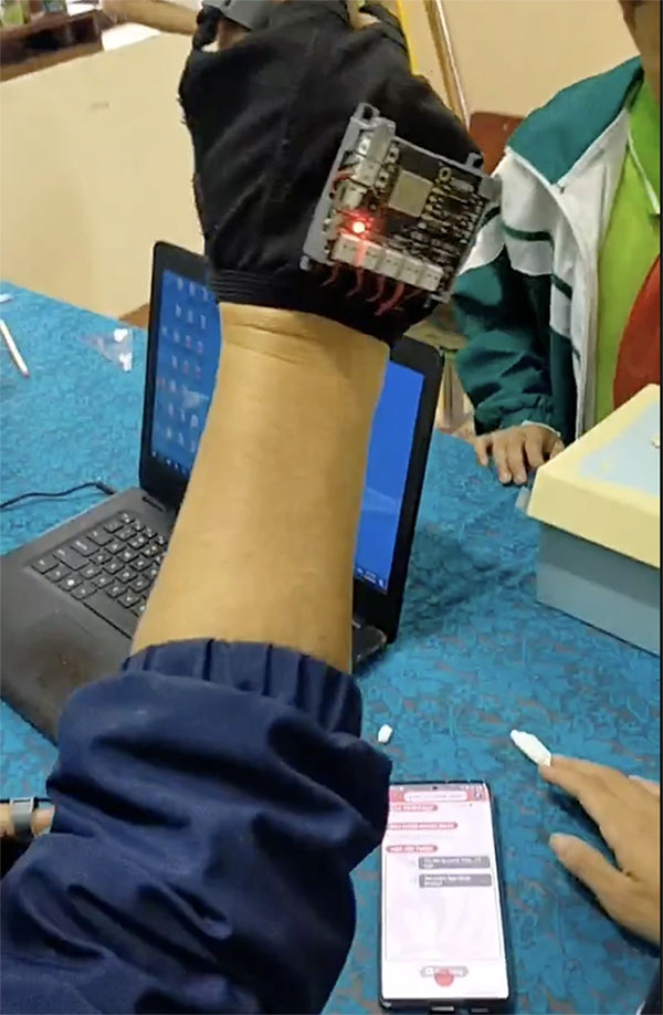 Cậu học sinh lớp 11 và chiếc găng tay AI dịch thuật và giúp đỡ người khuyết tật
