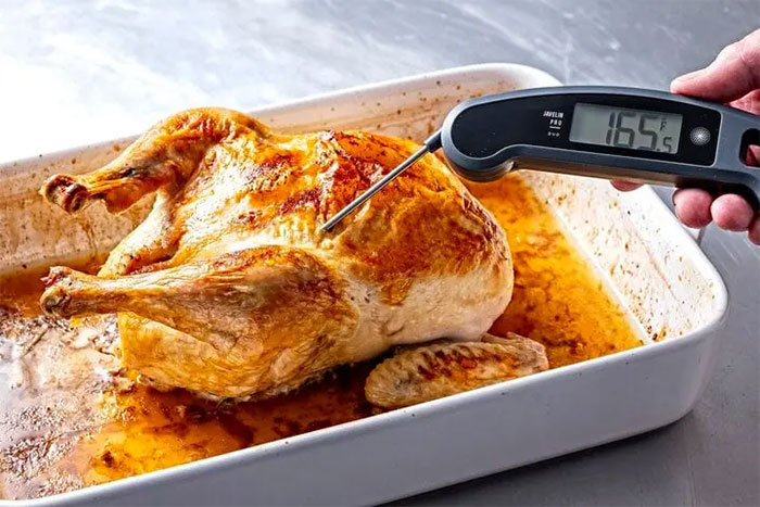 Vì sao thịt gà luộc mãi vẫn đỏ?