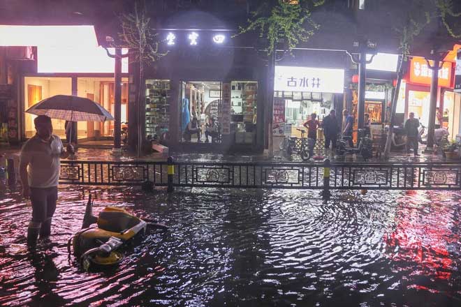 Mưa đá, gió giật chết người tại Trung Quốc: Cửa sổ chung cư, ký túc xá bị xé toạc tạo nên cảnh tượng kinh hoàng
