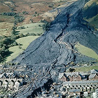 Thảm họa Aberfan qua hình ảnh: Câu chuyện có thật về thảm kịch chấn động xứ Wales năm 1966!