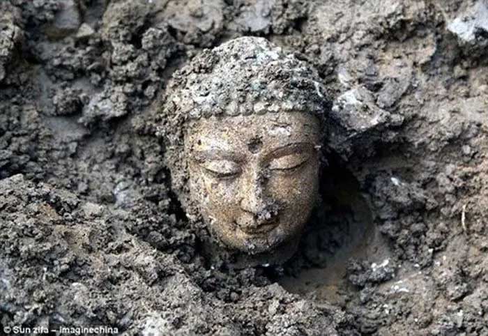  Hơn 200 bức tượng đã tình cờ được phát hiện bên bờ sông Mekong. 