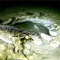 Phát hiện núi lửa đang hoạt động dưới đáy hồ sâu nhất thế giới
