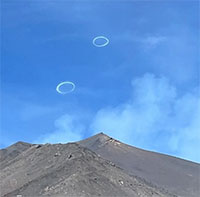 Những vòng tròn khói bay lên từ đỉnh núi khiến ai cũng tò mò, sự thật là gì?