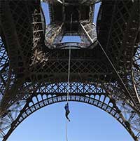 Nữ vận động viên Pháp phá kỷ lục thế giới khi leo dây lên tháp Eiffel