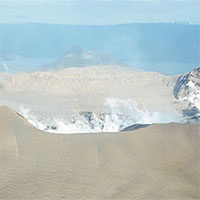 Núi lửa Taal của Philippines phun cột hơi nước