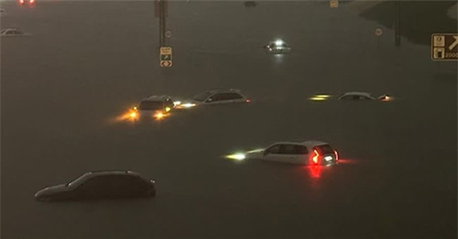 Dubai bỗng ngập lụt kinh hoàng: Siêu xe trôi nổi trên phố, máy bay "lướt trên mặt nước" 