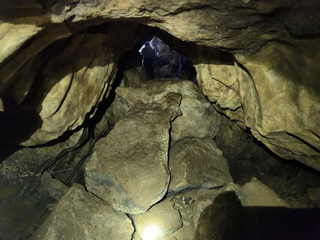 Khám phá hang động mới phát hiện có nhũ đá siêu đẹp ở Thanh Hóa