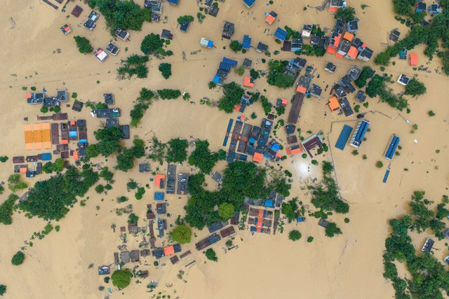 Lũ lụt nghiêm trọng nhất 100 năm tấn công Trung Quốc, ảnh từ trên cao hé lộ cảnh tượng kinh hoàng