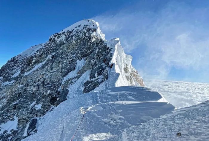 Tại sao đỉnh Everest lại hấp dẫn nhiều người đến vậy?