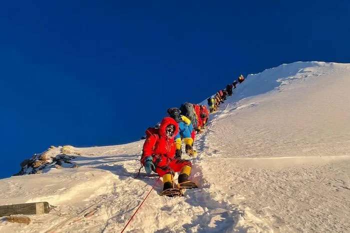 Tại sao đỉnh Everest lại hấp dẫn nhiều người đến vậy?