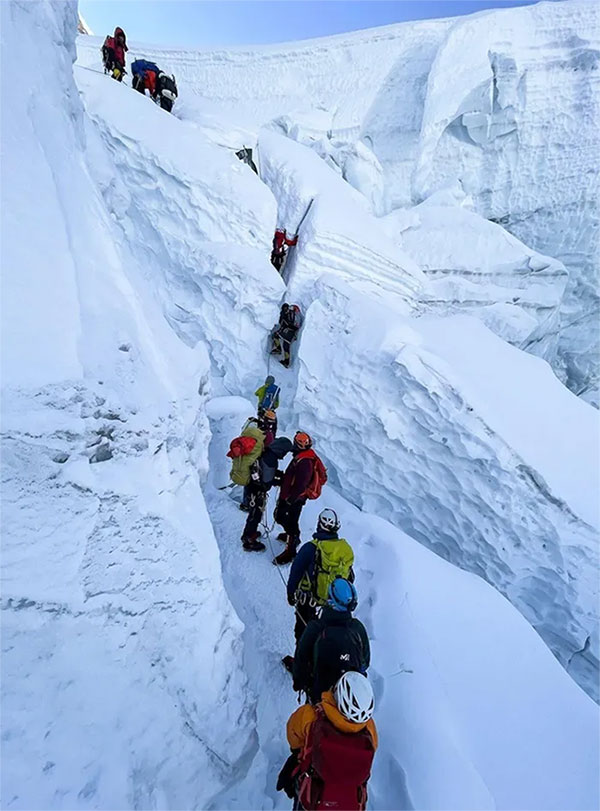 Tại sao đỉnh Everest thu hút nhiều người đến vậy?