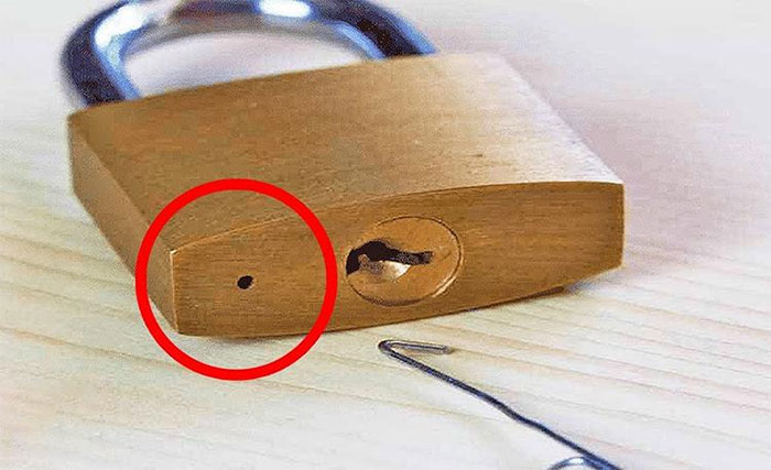 Tại sao ổ khóa nào cũng có một lỗ nhỏ "bí ẩn" ở phía dưới?
