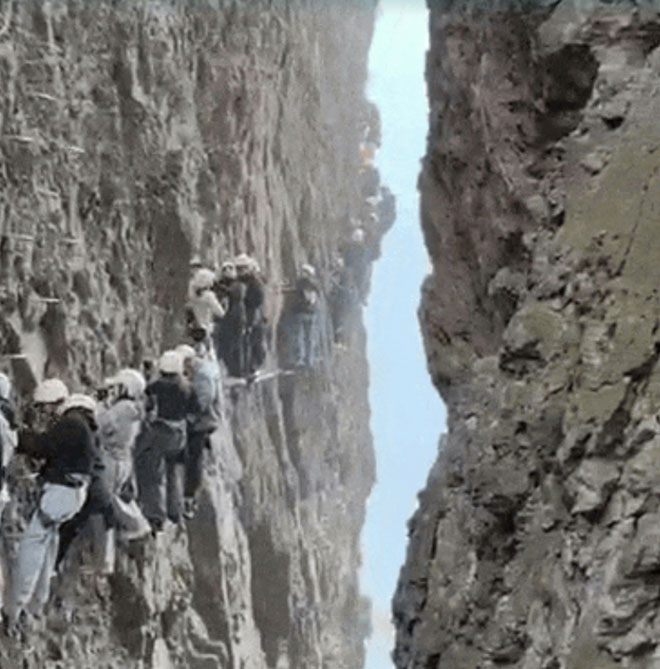 "Tắc núi" ở Nhạn Đăng Sơn, du khách chôn chân giữa vách đá thẳng đứng | Tân Thế Kỷ