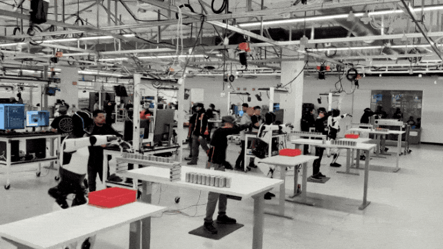 Robot hình người đang hoạt động trong nhà máy của Tesla như thế nào?