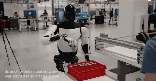 Robot hình người đang hoạt động trong nhà máy của Tesla như thế nào?