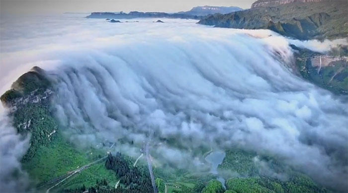Video hiếm: Biển mây đổ xuống núi như thác