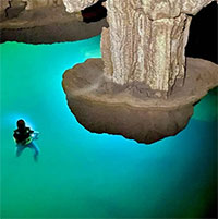 Phát hiện hồ nước bí ẩn "treo" lơ lửng trong hang Thung