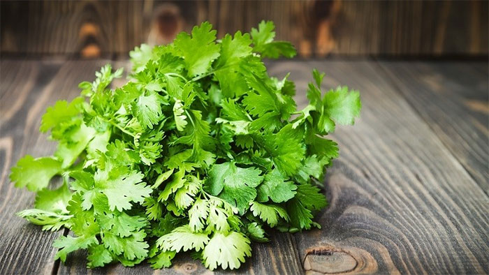 Loại rau gia vị bán nhiều ở chợ Việt cực tốt cho tiêu hóa lại bổ não tăng trí nhớ