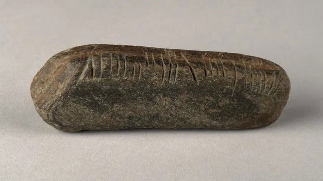 Hòn đá và dòng chữ cổ được tìm thấy ở Ireland