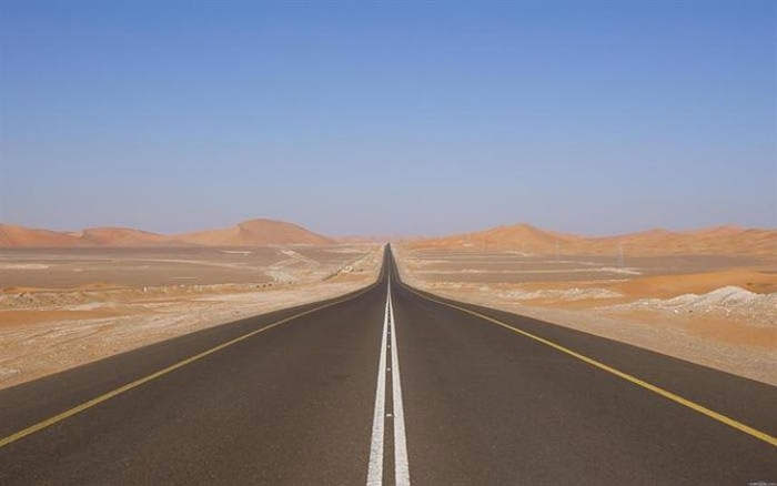 Đoạn đường chạy thẳng gần 240km không có một khúc cua xuyên sa mạc rộng lớn ở Saudi Arabia