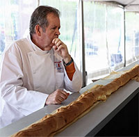 Pháp đoạt lại danh hiệu bánh mì baguette dài nhất thế giới từ Ý
