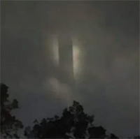 "Cột sáng bí ẩn" trên bầu trời Hà Nội từng xuất hiện ở nhiều nơi, đây là hiện tượng gì?