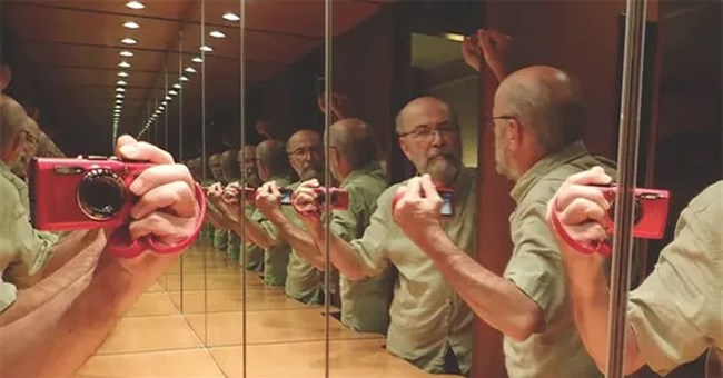 Hình ảnh phản chiếu giữa hai tấm gương đối diện nhau có kéo dài vô hạn?