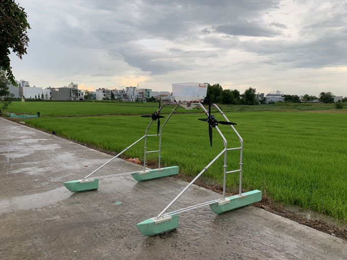 Phó giáo sư Việt làm máy tự động gieo hạt, bón phân cho lúa