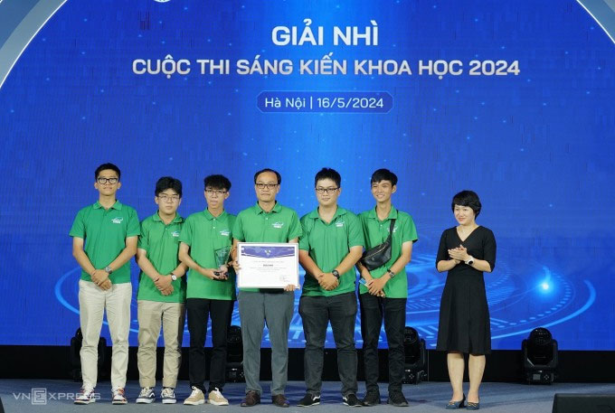 Phó giáo sư Việt làm máy tự động gieo hạt, bón phân cho lúa