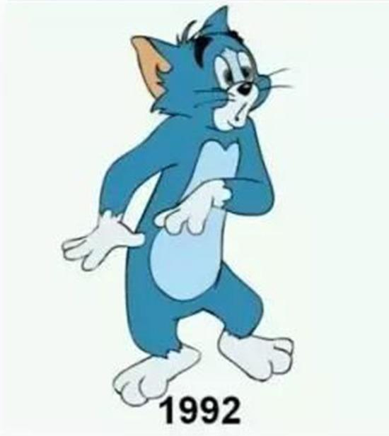 Năm 1992, mèo Tom được đổi thành hình ảnh một chú mèo trưởng thành màu xanh lam.