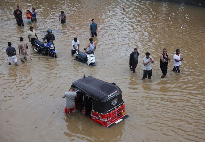 Khủng hoảng do mưa lũ tại Sri Lanka: Đóng cửa trường học, hàng ngàn người phải di tản, sống mòn chờ tiếp tế