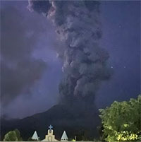 Núi lửa Kanlaon ở Philippines phun trào, tạo ra cột khói khổng lồ cao 5.000 mét