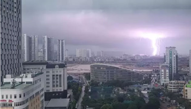 454 cú sét đánh xuống mặt đất ở Hà Nội chỉ trong 10 phút