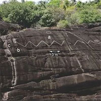 Phát hiện nhiều tác phẩm nghệ thuật khổng lồ 2.000 năm tuổi khắc trên sườn núi đá