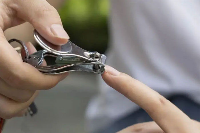 Cắt ngắn móng tay sát phần thịt