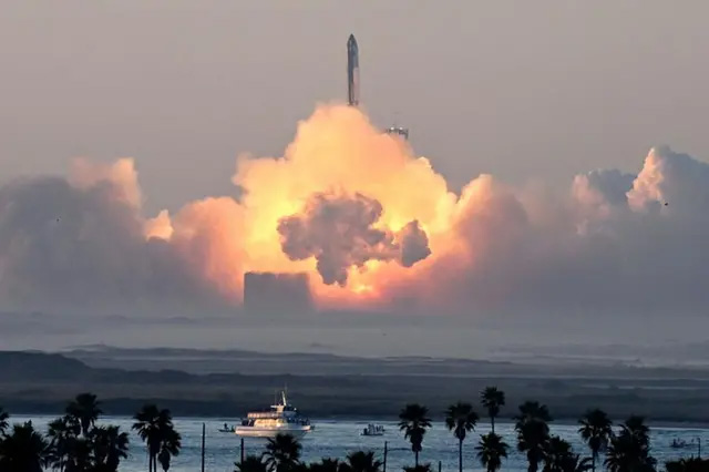 Tên lửa đẩy Super Heavy mang theo tàu vũ trụ Starship rời bệ phóng tại Boca Chica
