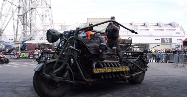 Panzerbike: Chiếc xe mô tô nặng nhất thế giới được trang bị động cơ xe tăng!