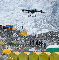 Drone hạng nặng Trung Quốc dọn rác trên đỉnh Everest