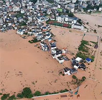 Chùm ảnh: Thành phố biến thành biển vì trận mưa lũ lớn nhất lịch sử, ít nhất 5 người chết, 15 người mất tích