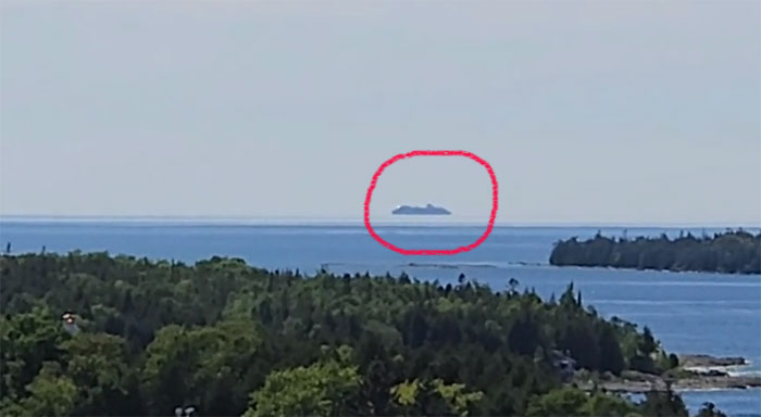 Con tàu di chuyển chậm rãi, như thể đang lơ lửng trôi trên mặt hồ.