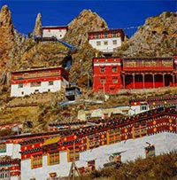 Ngôi chùa bí ẩn nhất Trung Quốc, treo lơ lửng trên vách đá cao 4.800m, đã tồn tại hàng nghìn năm!