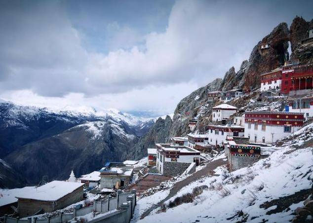 Ngôi chùa bí ẩn nhất Trung Quốc, treo lơ lửng trên vách đá cao 4.800m, đã tồn tại hàng nghìn năm!