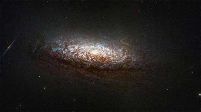 Kính viễn vọng Hubble chụp được bức ảnh sống động, tinh tế về thiên hà gần đó