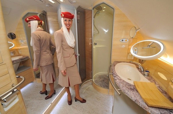 Vào nhà vệ sinh trên máy bay nên đi chân trần hay mang dép: Hóa ra nhiều người trước giờ vẫn làm sai!